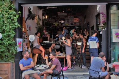 Szene-Bar in Tel Aviv (Alexander Mirschel)  Copyright 
Información sobre la licencia en 'Verificación de las fuentes de la imagen'